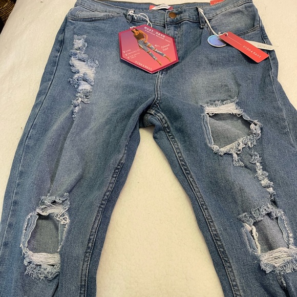 Distressed Jean - Picture 4 of 4